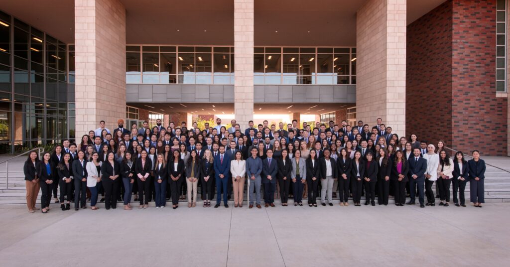 Group photo students in front of COM building